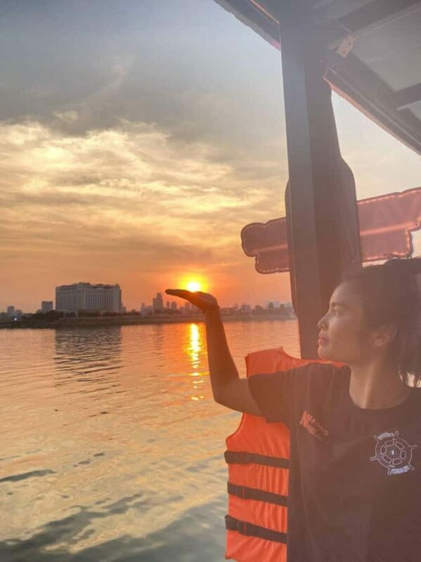 Phnom Penh: Sunset Cruise-Freeflow Beers, Sodas & BBQ Buffet - Who Will Appreciate This Cruise?