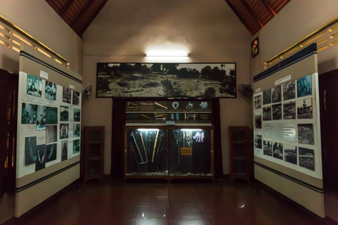 Phnom Penh: Tour of Tuol Sleng Prison and Choeng Ek Memorial - Visiting the Choeung Ek Killing Fields