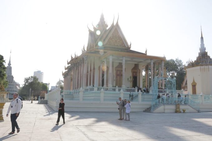 Phnom Penh Tour With English Tuk Tuk Driver - Explore the Royal Palace
