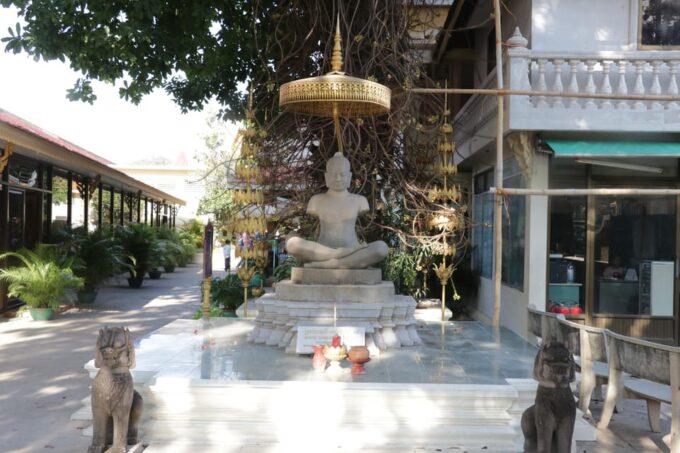 Phnom Penh Tour With English Tuk Tuk Driver - Shop at Russian Market