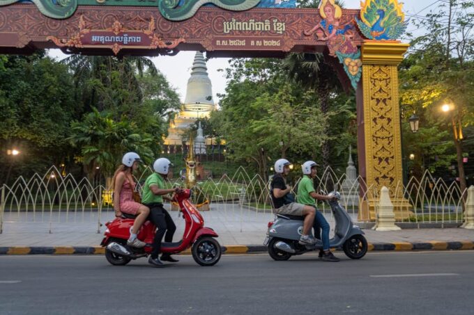 Phnom Penh Vespa City Tour + River Cruise With Drinks - Mekong River Cruise