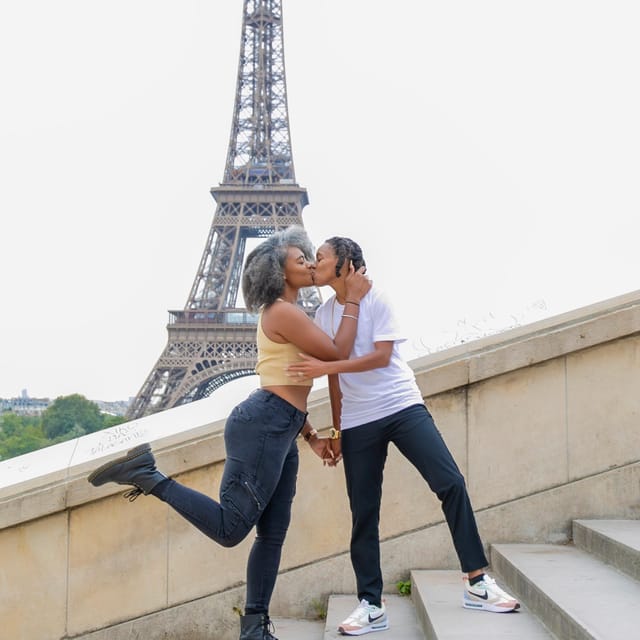 Photo Session for Couples With Flowers Around Eiffel Tower - Booking Information