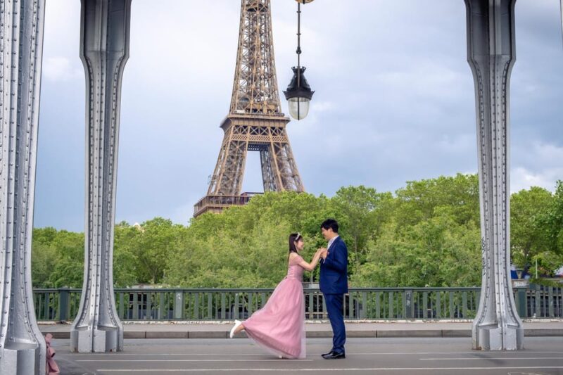 Photo Session for Couples With Flowers Around Eiffel Tower - Photography Highlights