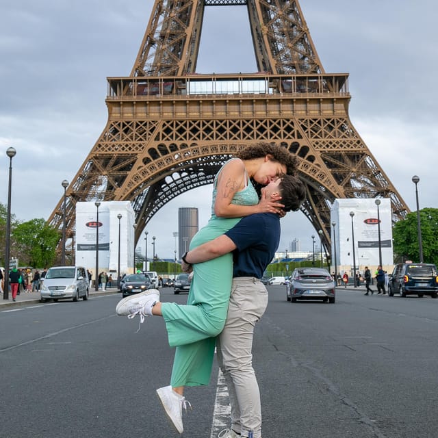 Photo Session for Couples With Flowers Around Eiffel Tower - Important Notes