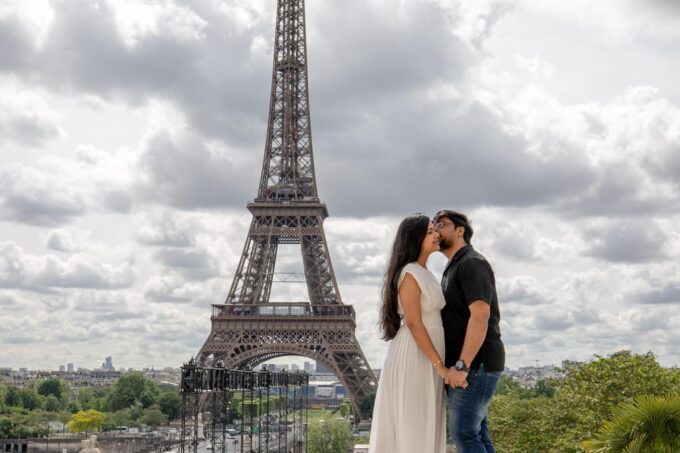 Photo Session for Couples With Flowers Around Eiffel Tower - Couples Experience