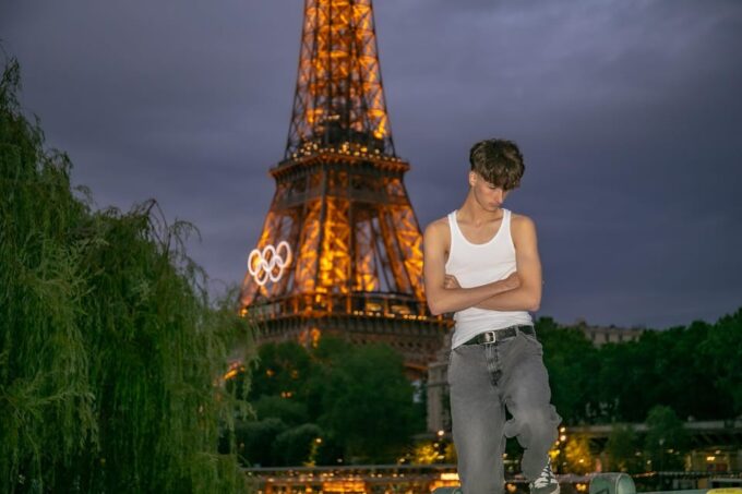 Photo Session for Couples With Flowers Around Eiffel Tower - Post-Session Delivery