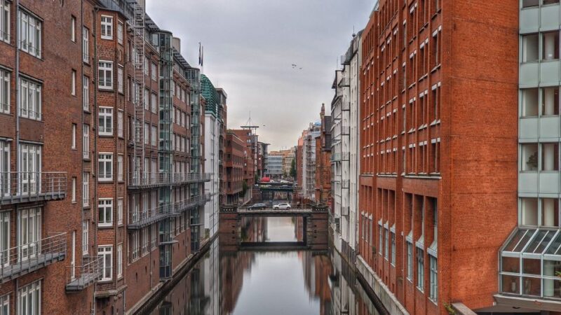 Photo Tour: Hafenkante to Elbsandstrand - Visit Famous Sites