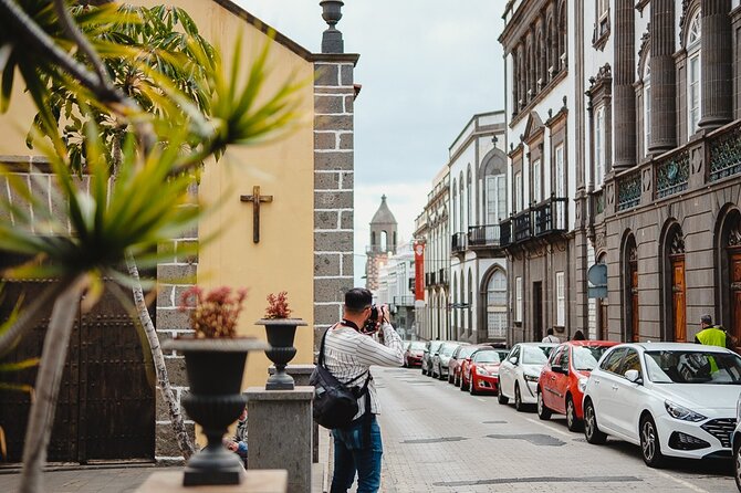 Photographic Walk Through the Old Town of Las Palmas - Uncovering the Colorful Murals of Las Palmas