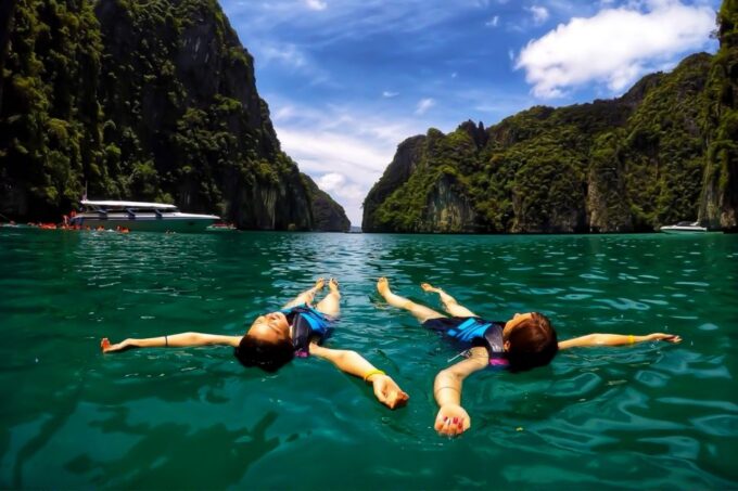 Phuket: Deluxe Phi Phi Tour by Speedboat & Lunch Buffet - Tour Guide Language