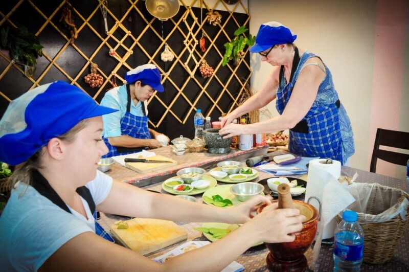 Phuket: Half Day Easy Thai Cooking Class & Local Market Tour - Market Tour and Ingredient Selection