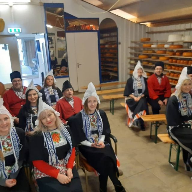 Picture in Volendam Costume With Cheese and Clog Tour - Experience Highlights