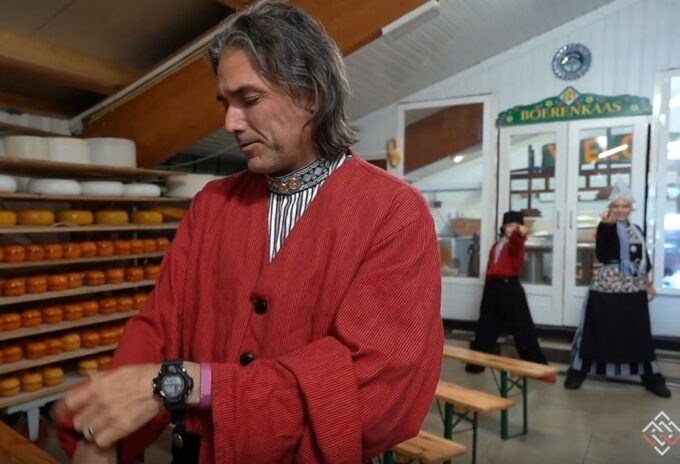 Picture in Volendam Costume With Cheese and Clog Tour - Participant Experience