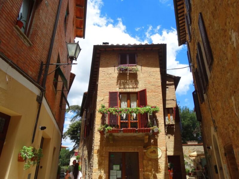 Pienza: Private Walking Tour in the Heart of Tuscany - Palazzo Piccolomini and Gardens
