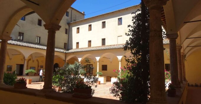 Pienza: Private Walking Tour in the Heart of Tuscany - Local Shops and Delicacies