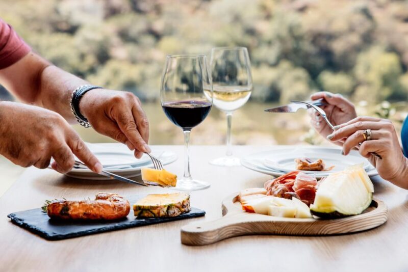 Pinhão: Douro River Boat Tour With Lunch - Languages and Accessibility