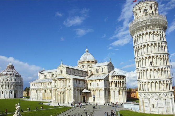 Pisa and Lucca Day Trip From Livorno - Visiting Piazza Dei Miracoli