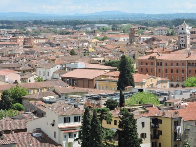 Pisa: Sightseeing Walking Tour - Taking in Local Culture