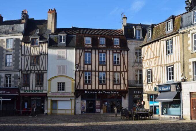 Poitiers: Eleanor of Aquitaine Walking Tour - Family-Friendly Exploration