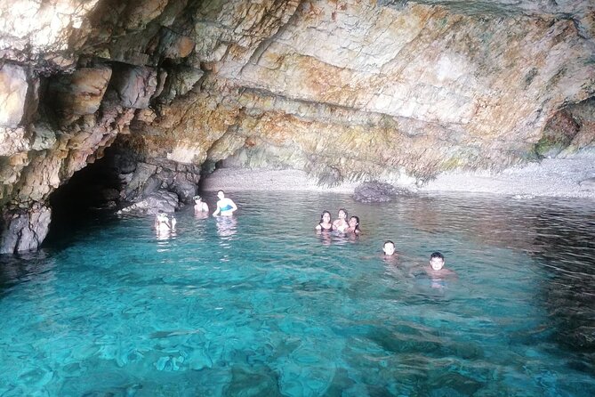 Polignano a Mare: Boat Tour of the Caves - Small Group - Exploring the Caves