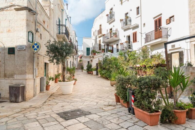 Polignano Family Explorer: Discovering Coastal Charms - Piazza San Benedetto Experience
