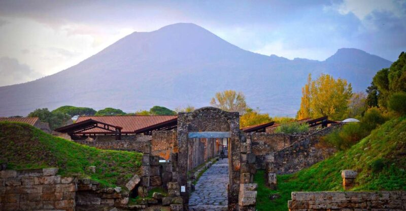 Pompeii and Herculaneum: Travel to the Ancient Ruins - Exploring Pompeii