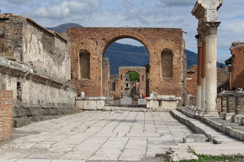 Pompeii and Naples: Half-Day Guided Tour - Scenic Ride to Naples