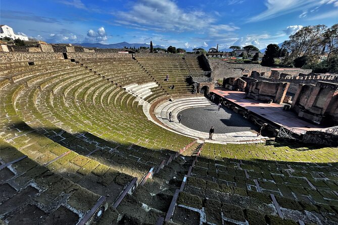 Pompeii Guided Tour With Lunch and Wine Tasting From Positano - Lunch at the Vineyard