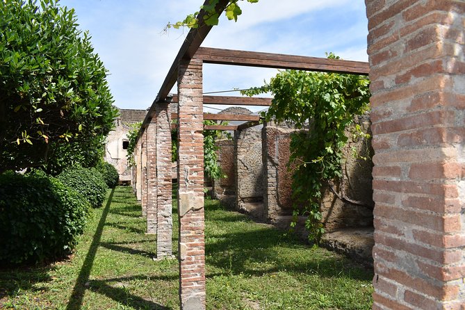 Pompeii Skip-The-Line Small Group Tour With Archaeologist Guide - Exploring Pompeiis Ruins
