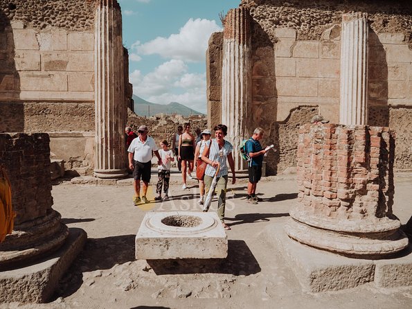 Pompeii Small Group Tour With an Archaeologist - Guidance and Assistance From Licensed Guide
