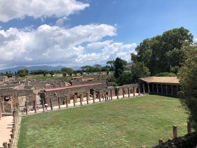Pompeii: the Slow Tour - Exploring Pompeiis Ruins