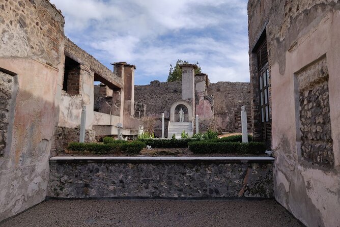 Pompeii to Vesuvius Tour With Skip-The-Line Tickets to Ruins & Volcanic Crater - Exploring Mount Vesuvius Volcano