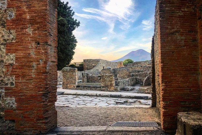 Pompeii & Vesuvius With Lunch & Wine Tasting From Positano - Exploring the Ruins of Pompeii
