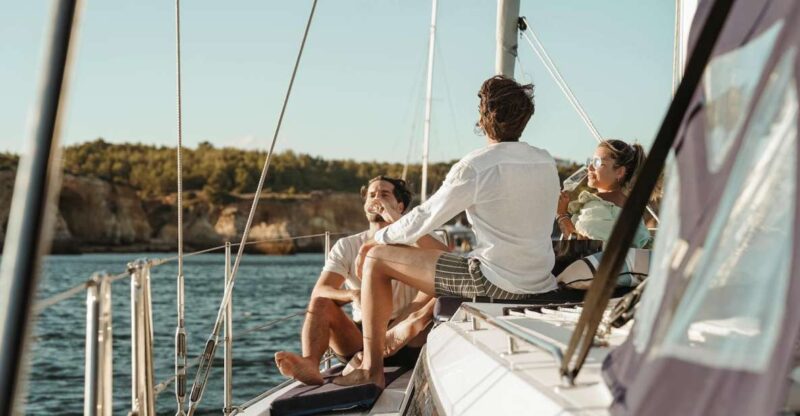 Portimao: Sunset Luxury Sail-Yacht Cruise - Onboard Amenities