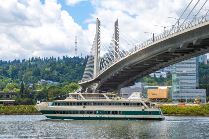 Portland: 2-hour Lunch Cruise on the Willamette River - Live Entertainment and Narration