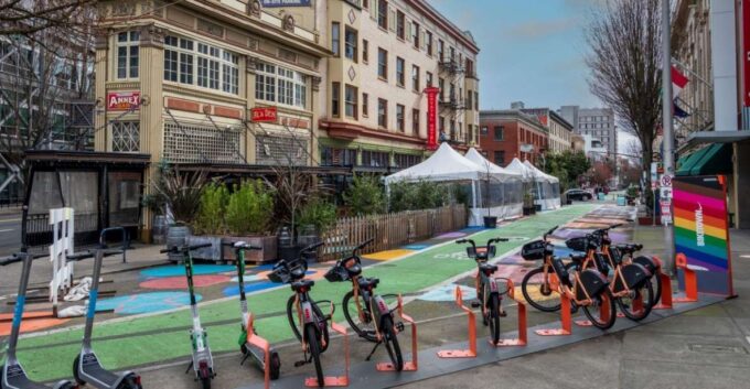 Portland: Guided City Tour by Bus - Posh Pearl District