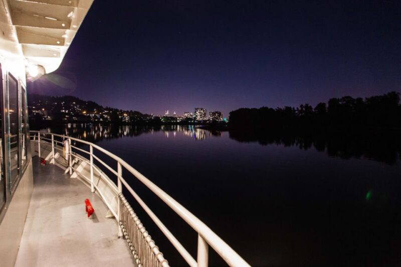 Portland: Willamette River 2.5-hour Dinner Cruise - Key Points