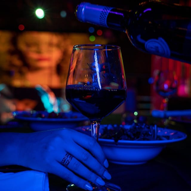 Porto: Bachelor Party Offer of a Glass of Champagne or Drink - Key Points