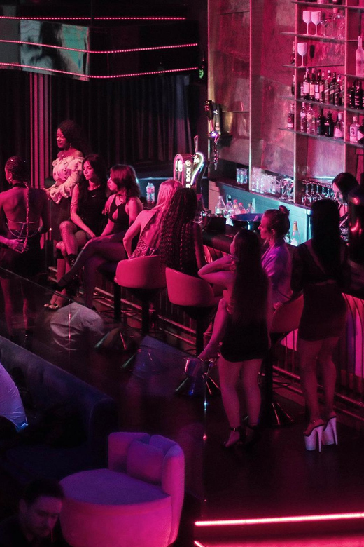 Porto: Birthday Party Offer of a Glass of Champagne or Drink - Venue Description