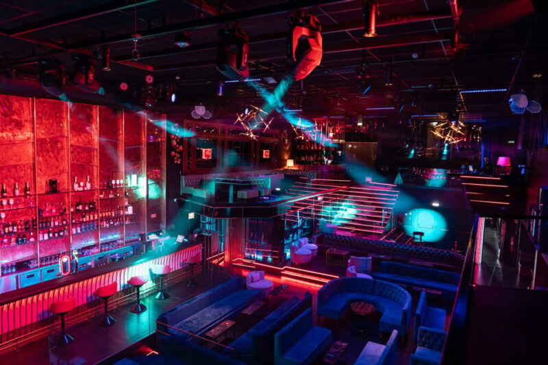 Porto: Cabaret & Pole Shows, Offer a Glass of Champagne - Experience Highlights