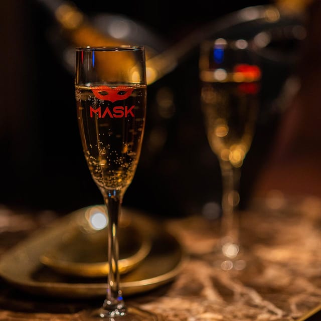 Porto: Cabaret & Pole Shows, Offer a Glass of Champagne - Seamless Accessibility