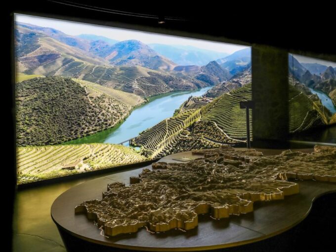 Porto: Calem Cellar Tour, Fado Show & Wine Tasting - Accessibility for Visitors