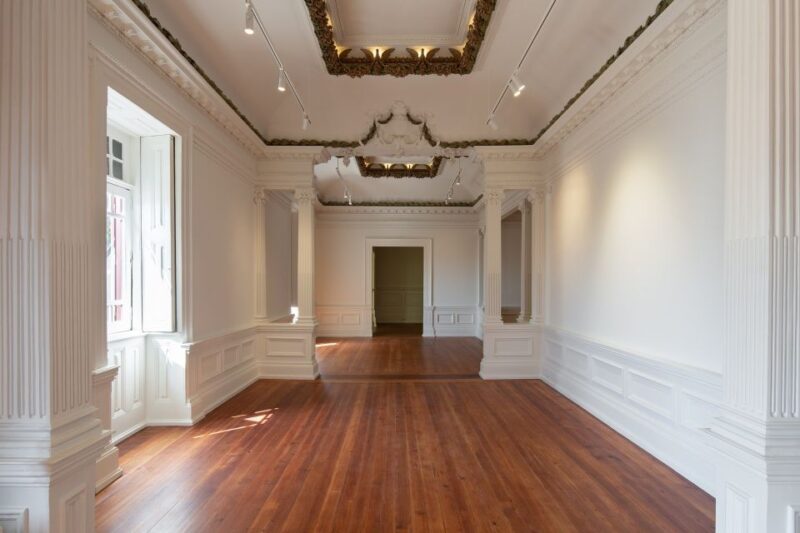 Porto: Casa São Roque Guided Tour - Art Center Features