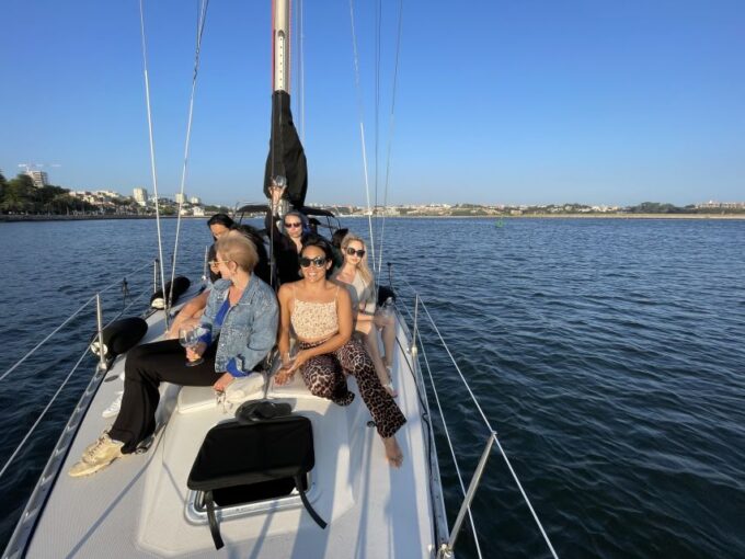 Porto: Charming Sailboat Cruise Sunset - Onboard Amenities