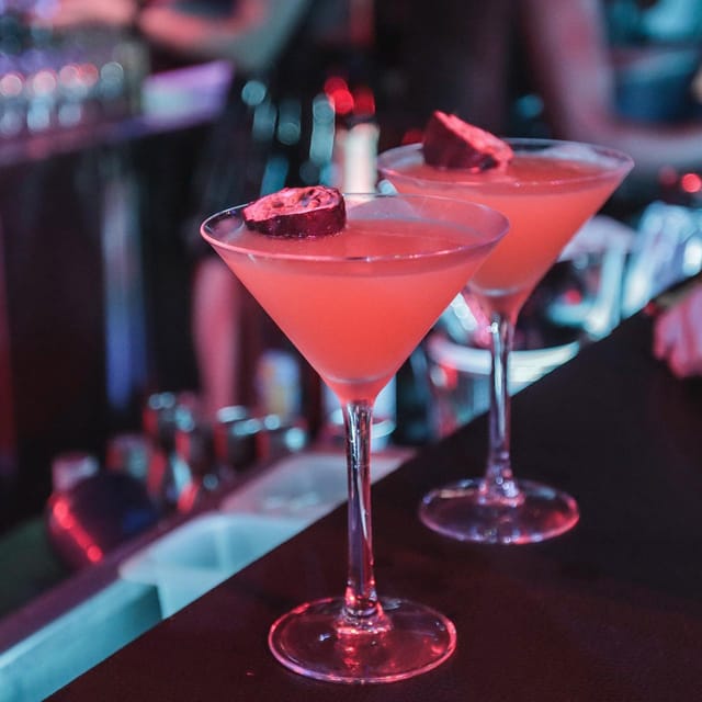 Porto: Dinner With Cabaret & Pole Shows - Age Restrictions and Accessibility