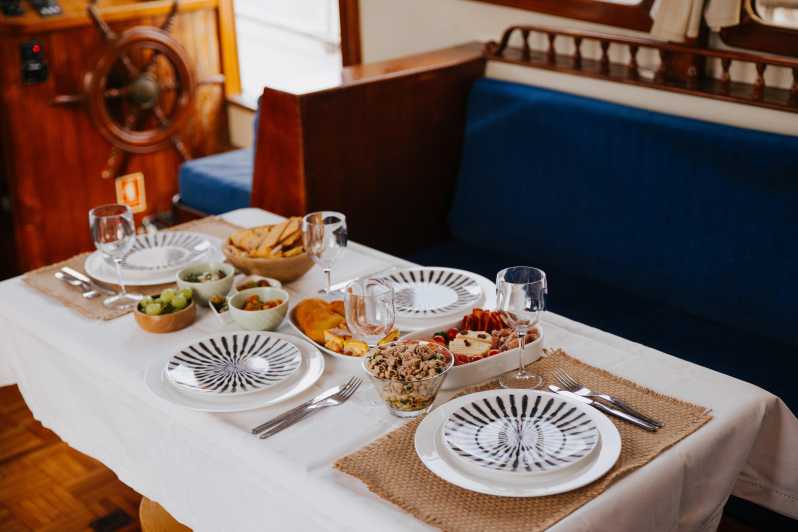 Porto: Exclusive Dinner on Board at Luxury Yacht Cruise 3H - Key Points