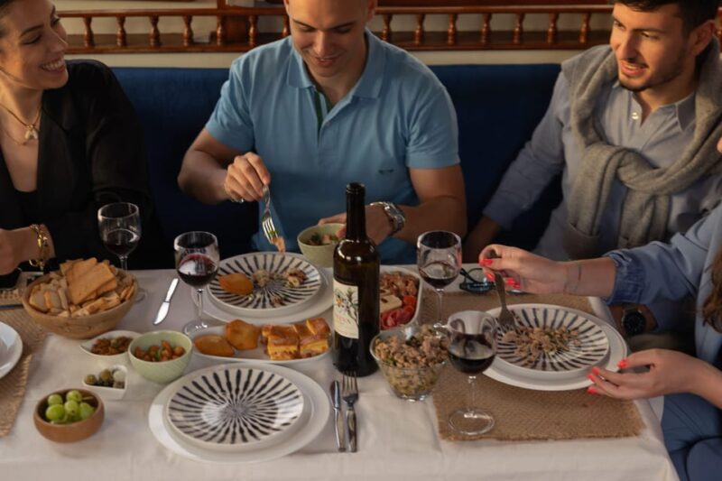 Porto: Exclusive Dinner on Board at Luxury Yacht Cruise 3H - Dinner Program
