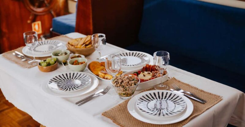 Porto: Exclusive Dinner on Board at Luxury Yacht Cruise 3H - Scenic Highlights