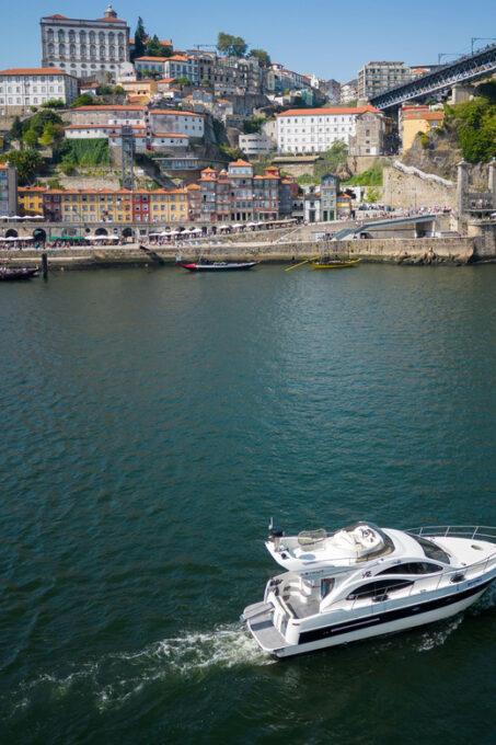 Porto: Exclusive Dinner on Board at Luxury Yacht Cruise 3H - Frequently Asked Questions