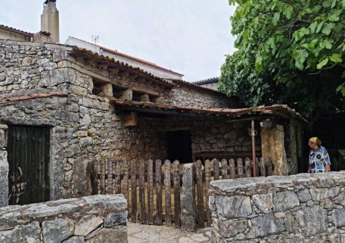 Porto: Fátima & Shepherds House Complete Private Tour - Three Little Shepherds