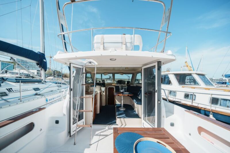 Porto: Golden Leaf Boat Cruise 2H - Included Amenities